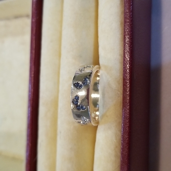 Jewelry - Sparkly costume ring